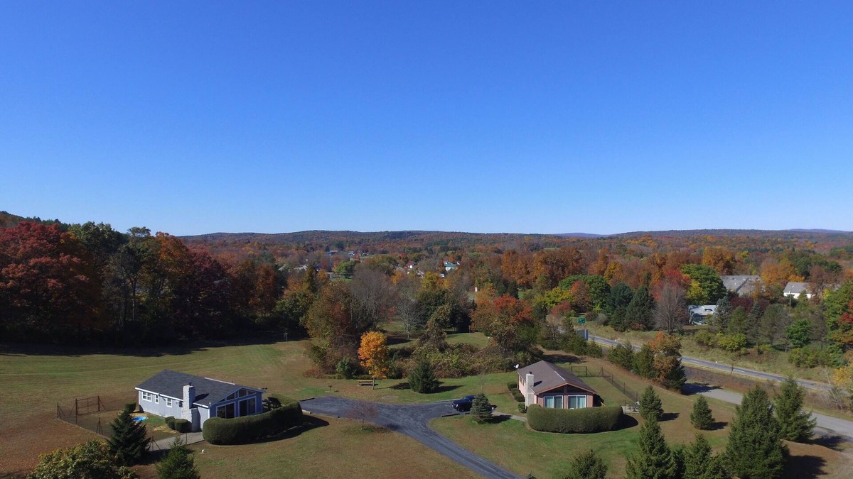 Saylorsburg Ski Chalet | APACHE - Dog Friendly FENCED YARD Chalet