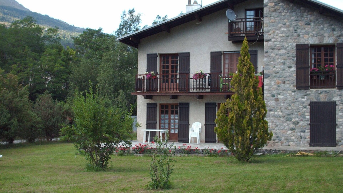 Saint-Martin-de-Queyrieres Apartment | Apartment on the ground floor between Serre Chevalier and the Parc des Ecrins