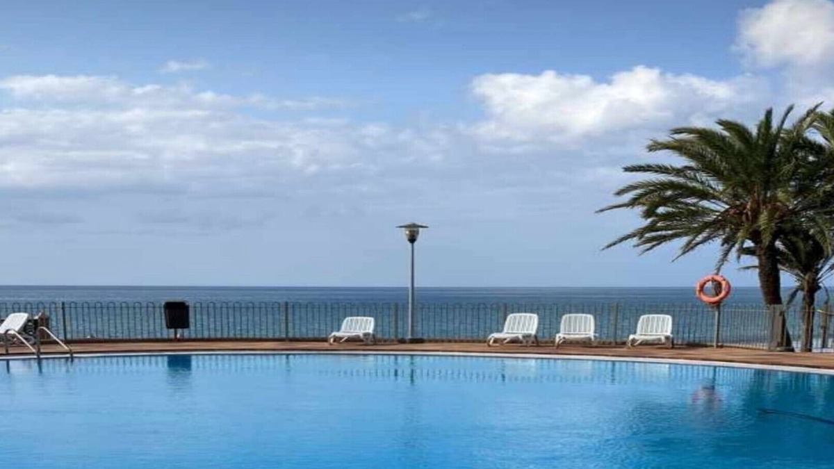 Playa del Aguila Apartment | Apartment next to the sea. Swimming pool. Peace and Tranquility. Wifi.