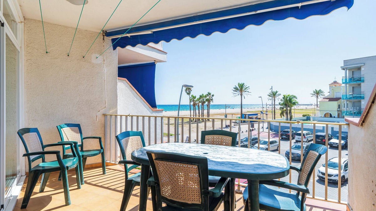 Sant Salvador Apartment | Apartment 'Edificio Victoria 1º-1ª' with Sea View, Private Terrace and Wi-Fi