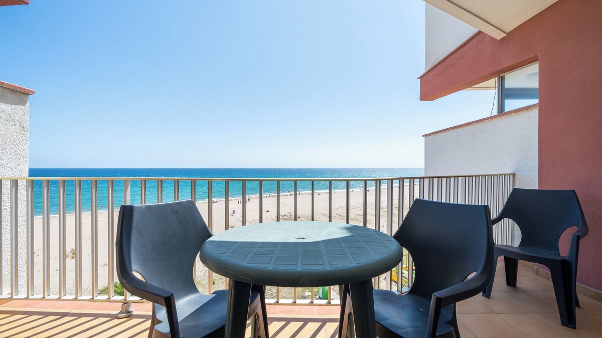 Sant Salvador Apartment | Apartment 'Edificio Victoria 5º-7ª' with Sea View, Private Terrace and Wi-Fi