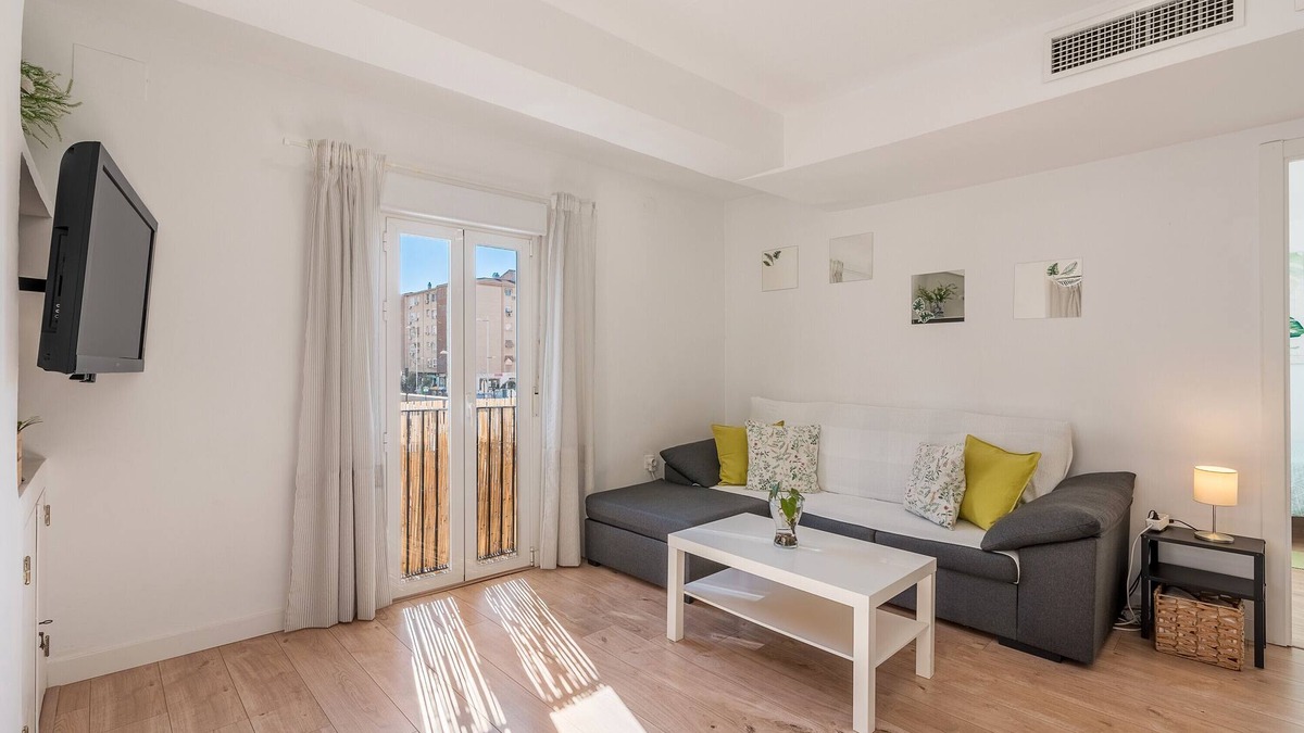 Figares Apartment | Apartment 'Piso Garaje Gratis Granada' with Balcony, Wi-Fi and Air Conditioning