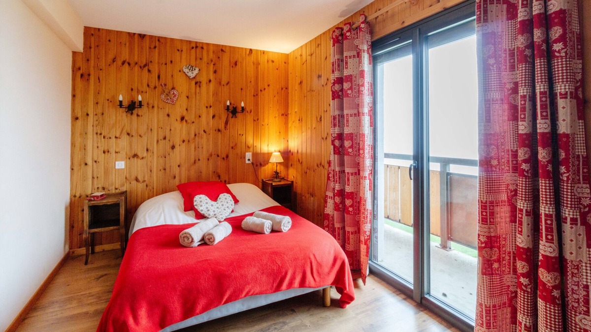 La Toussuire Apartment | Apartment 'Sabot De Vénus' with Mountain View, Shared Garden and Wi-Fi