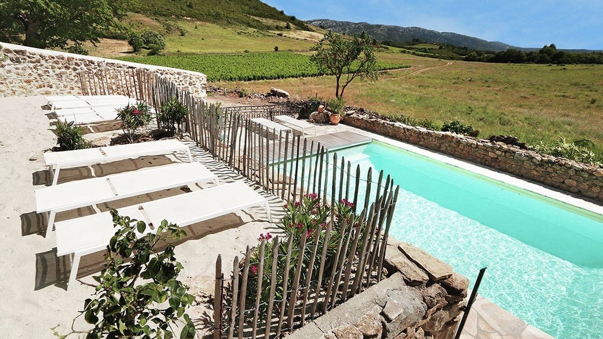 Villeseque-des-Corbieres Apartment | Apartment in Villesèque with Pool and Garden