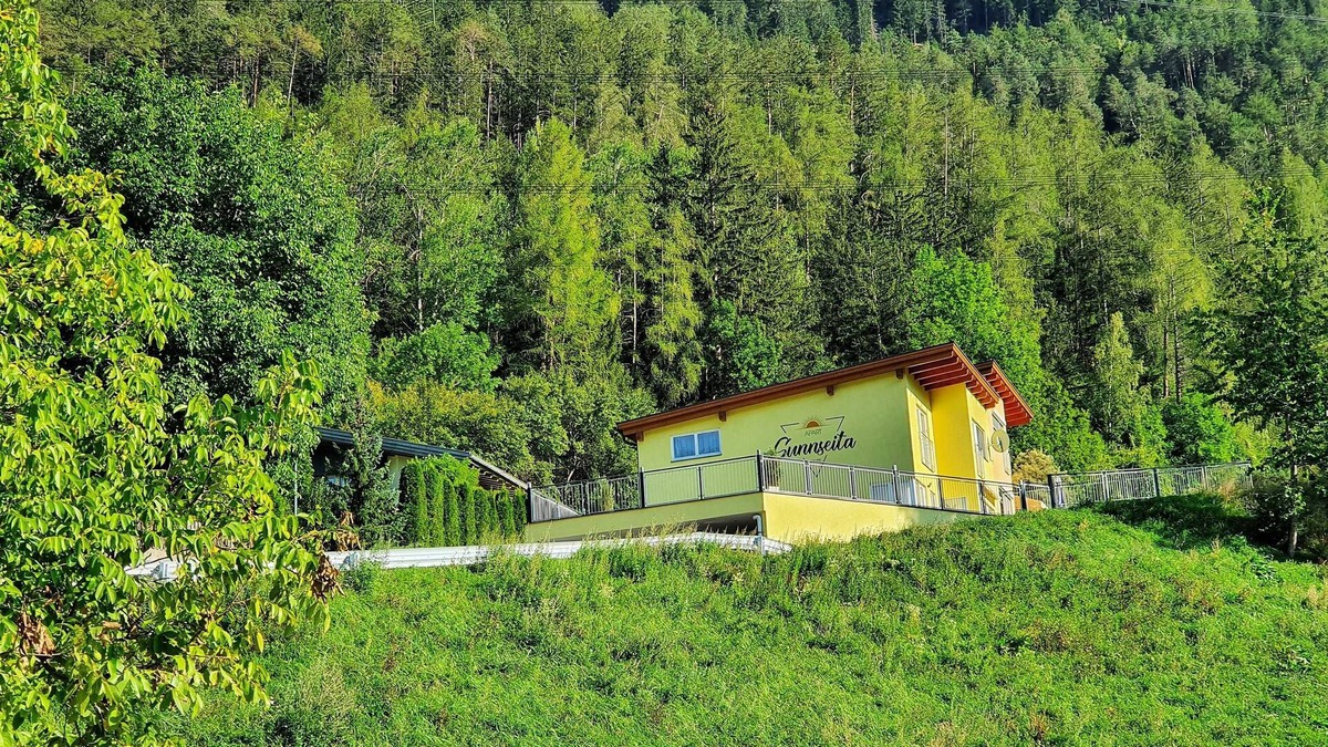 Prutz Apartment | Apart Sunnseita - Holiday apartment with a wonderful view of Laudeck Castle