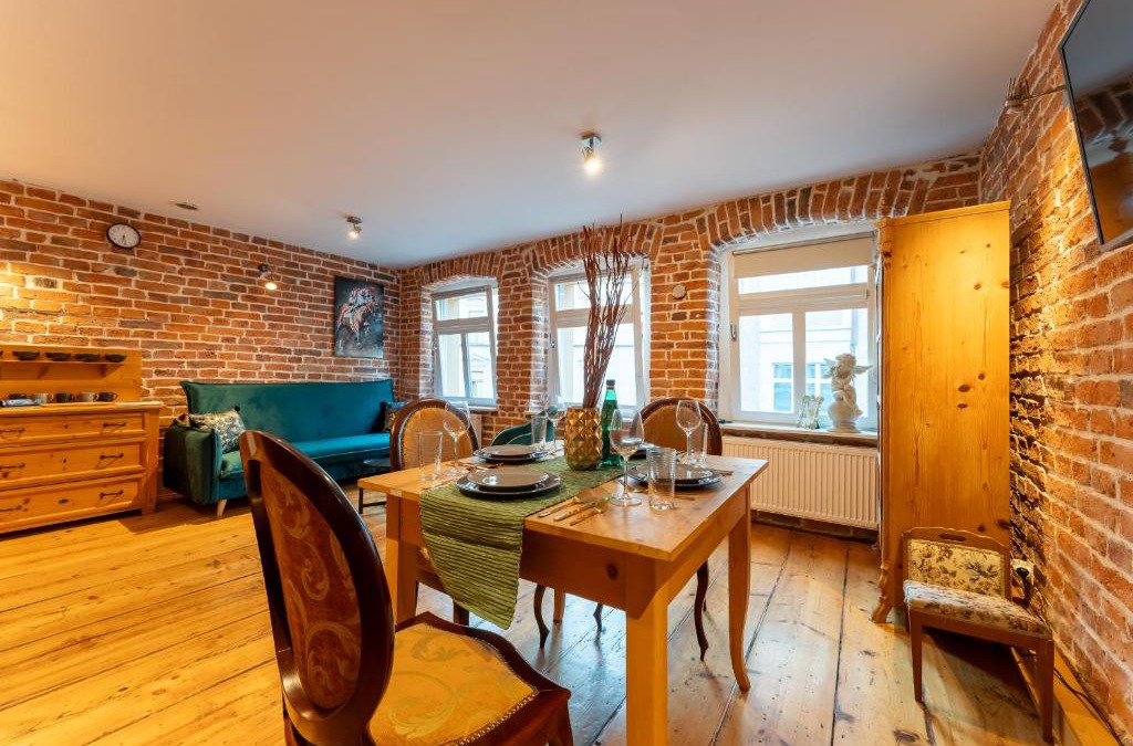 Jelenia Gora Apartment | Apartament 1886 - doba do 14-00 - w ścisłym centrum z widokiem na Majówkę - by Space Apart