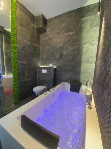 Stare Miasto Apartment | Apartament biały z jacuzzi