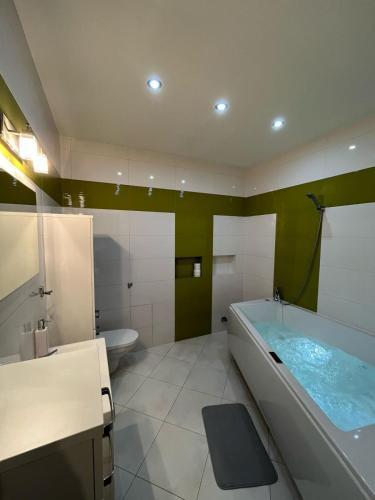 Ustrzyki Dolne Apartment | Apartament Bieszczady Darmowa Sauna Jacuzzi 100 metrów od wyciągu narciarskiego!