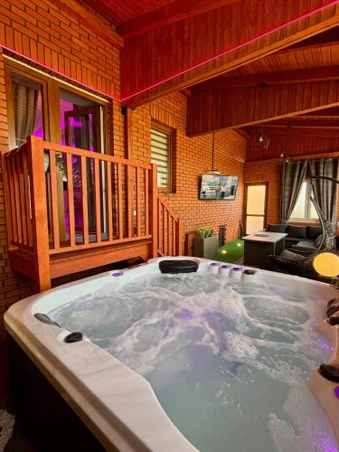 Gniezno Apartment | Apartament "Love Heaven" Jacuzzi SPA z dużą wanną z hydromasażem dla Dwojga