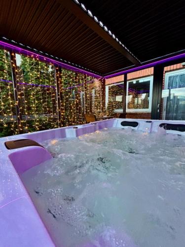 Gniezno Apartment | Apartament "Love Island" Jacuzzi SPA z dużą wanną z hydromasażem dla Dwojga