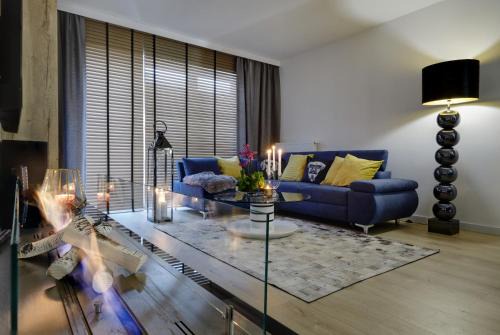 Brynow Apartment | Apartament Seven Heaven, duże łóżko, kominek w salonie, parking w cenie