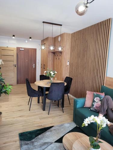 Szklarska Poreba Apartment | Apartament z basenem i jacuzzi KARMELOWY NA DOLNEJ Green Park Resort A13, ul DOLNA 7A
