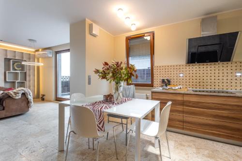 Krzyki Apartment | Apartament z tarasem 120m2, klimatyzacja, parking w garażu