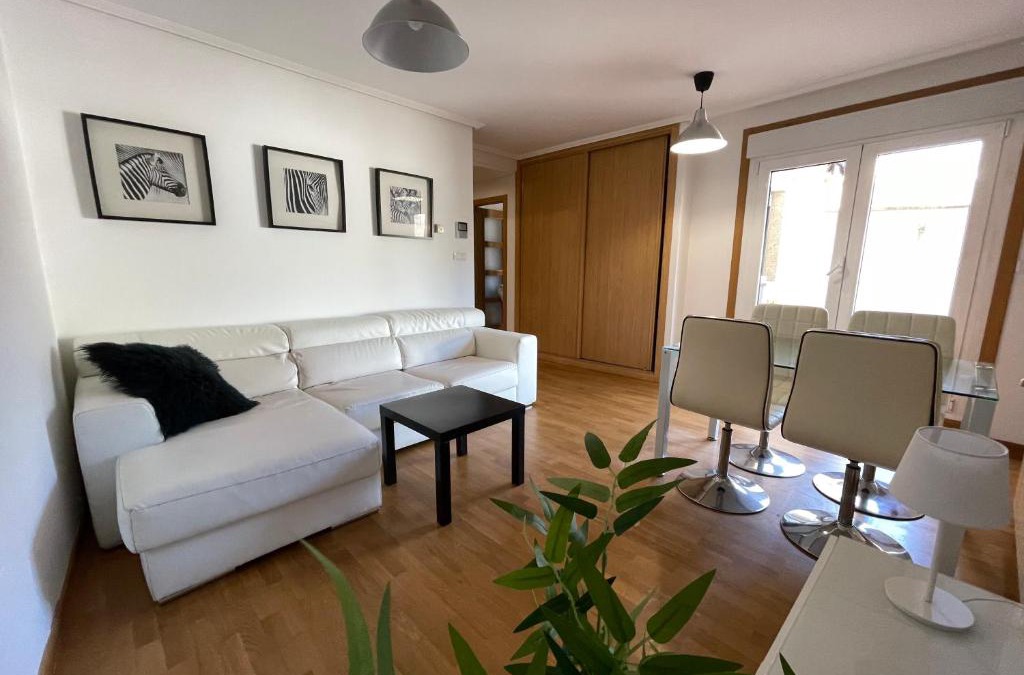 Perillo Apartment | Apartamento a 5 min caminando de la Playa Sta. Cristina, Oleiros (Terraza, Parkin,)