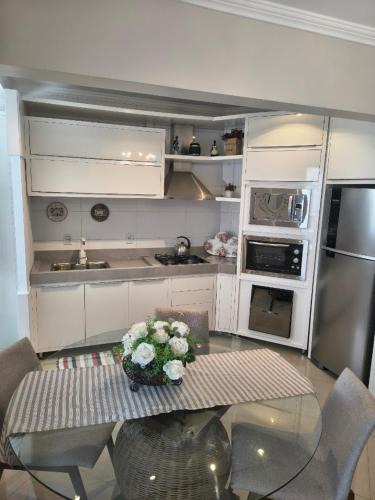 Piratuba Apartment | Apartamento aconchegante com ar, secadora e adega