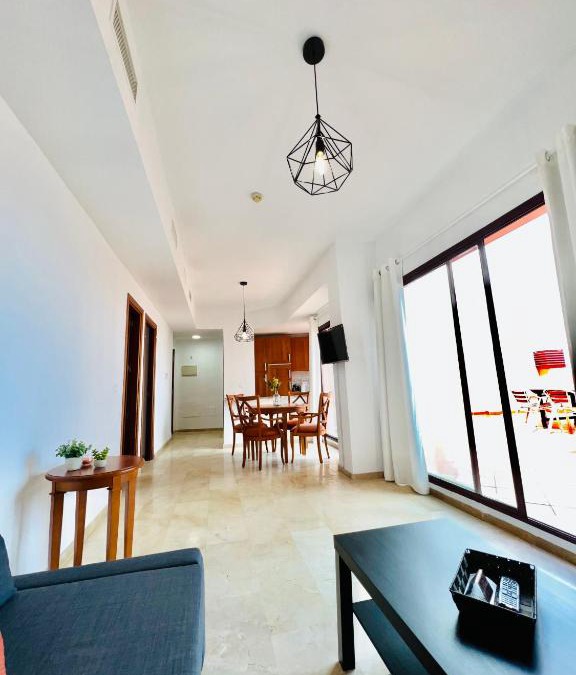 Puerto de la Duquesa Apartment | Apartamento con piscina en plena playa