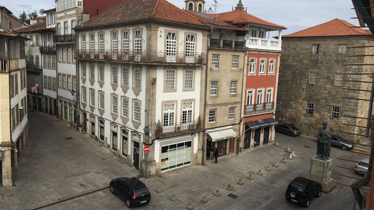 Viseu Apartment | Apartamento na Praça Dom Duarte, 3º Andar com Varanda