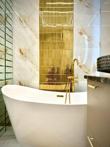 West Pomeranian Voivodeship Apartment | Aparti GoldNWhite Studio GALAXY