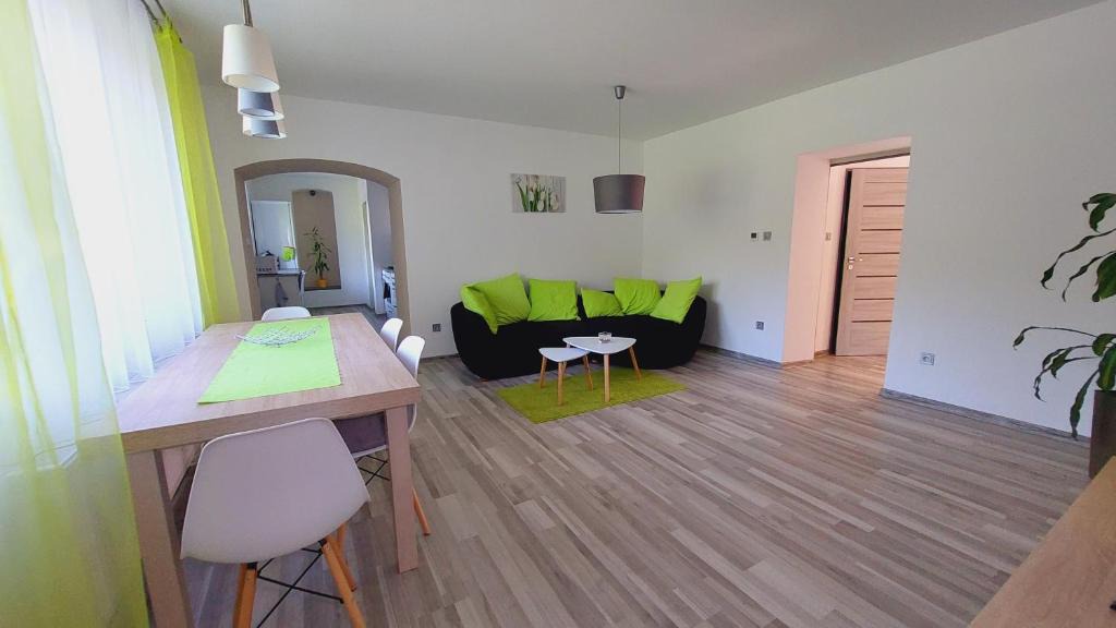 Nove Mesto nad Metuji Apartment | Apartmán Budín - v klidu přírody, s parkováním