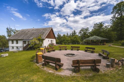 Jinacovice Apartment | Apartmán U Mravence