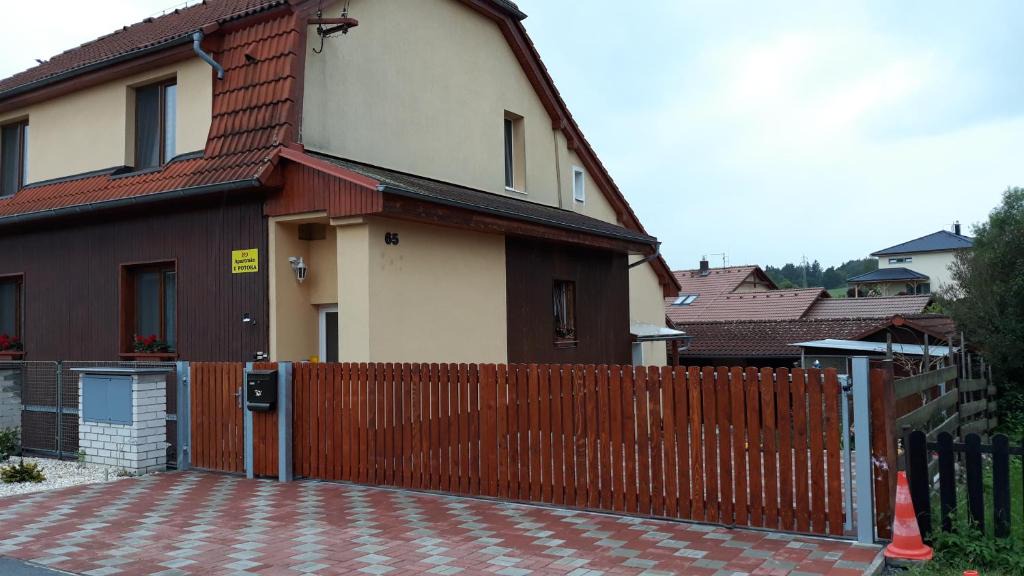 Sadov Apartment | Apartmán u potoka