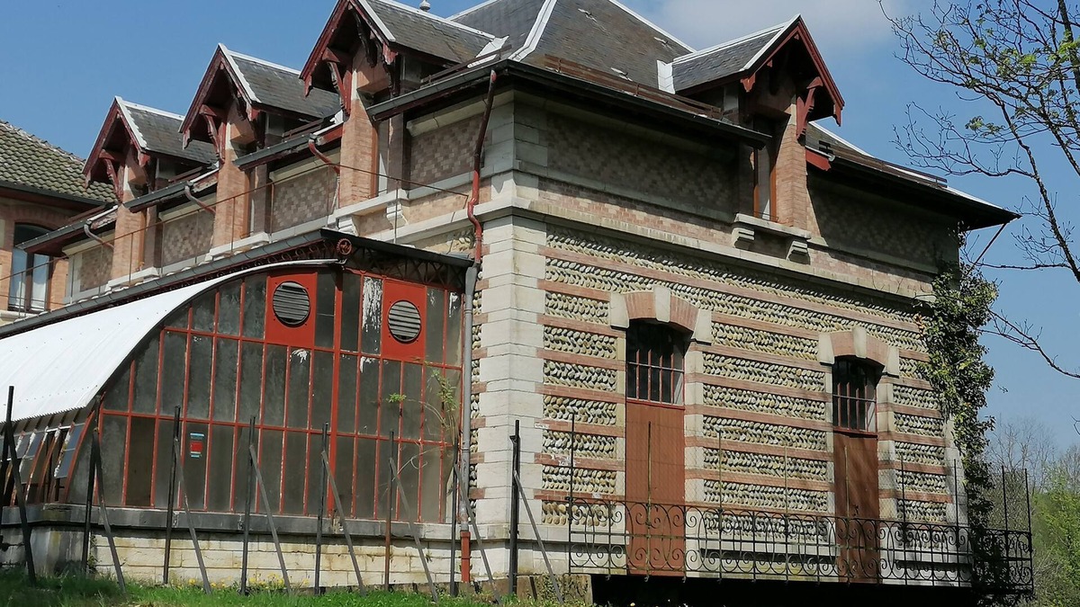 Saint-Geoire-en-Valdaine Apartment | Apartment in the park of Château de Saint-Geoire