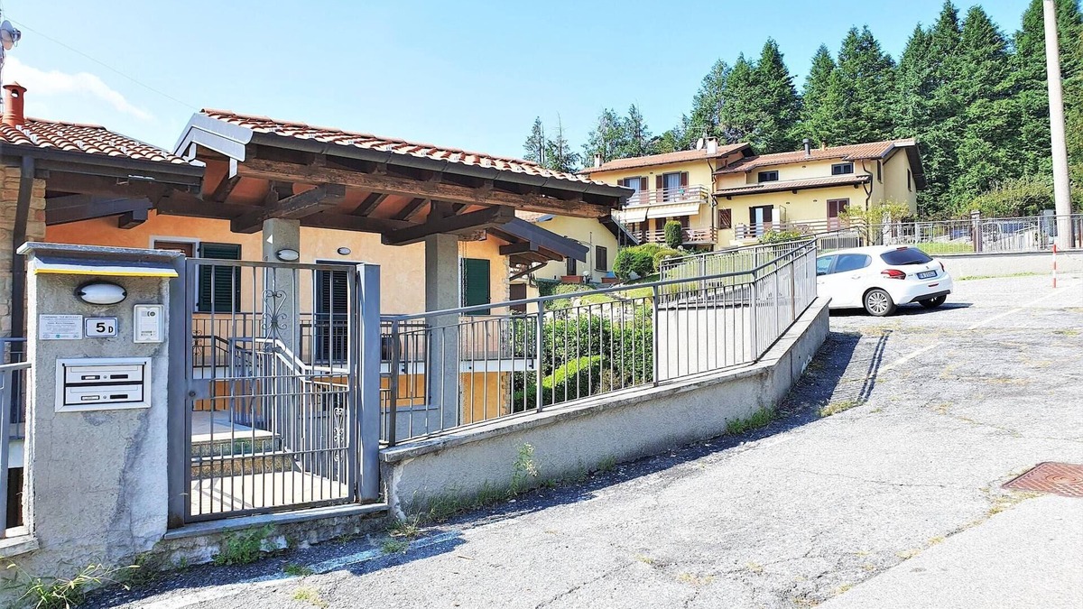 Montegrino Valtravaglia Apartment | Apartment in Bosco with Scenic Terrace