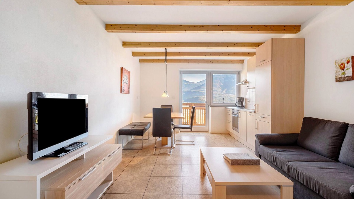 Termeno Sulla Strada del Vino Apartment | Apartment 'Kastelaz' with Mountain View, Shared Garden and Wi-Fi