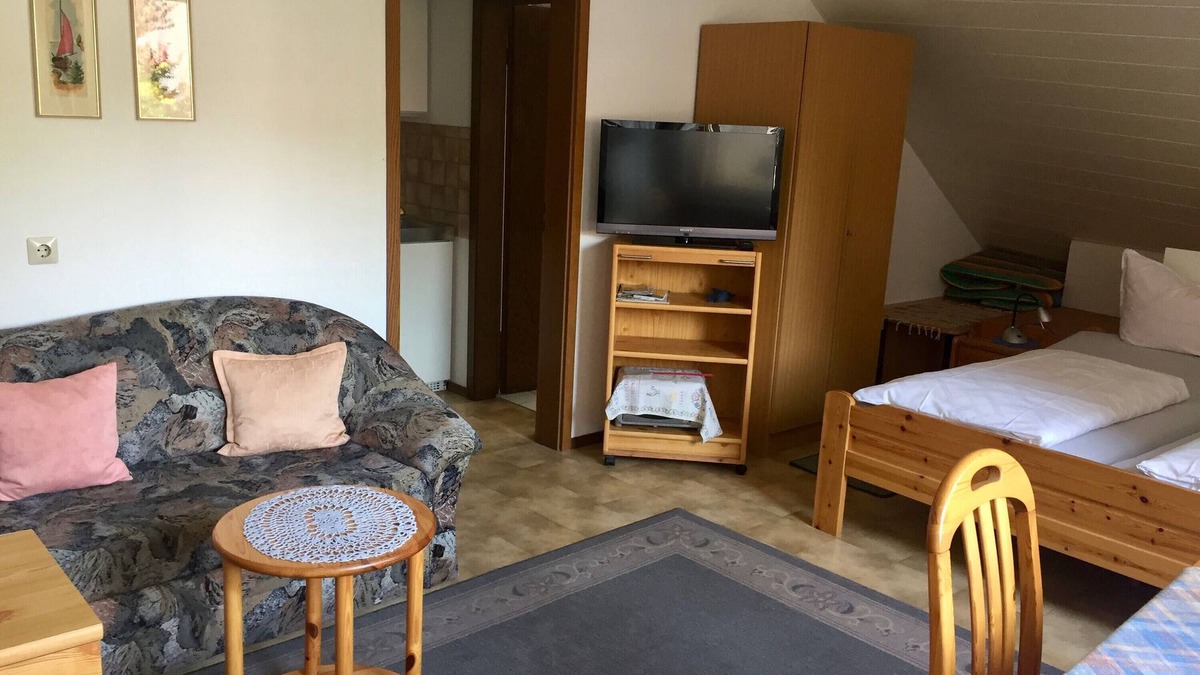 Endingen am Kaiserstuhl Apartment | Apartment '5' with Shared Garden, Balcony and Wi-Fi