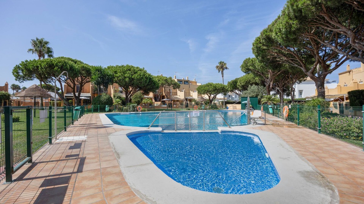 Poblado Sancti Petri Apartment | Apartment 'Apartamento Arrecife D' with Sea View, Shared Pool and Wi-Fi