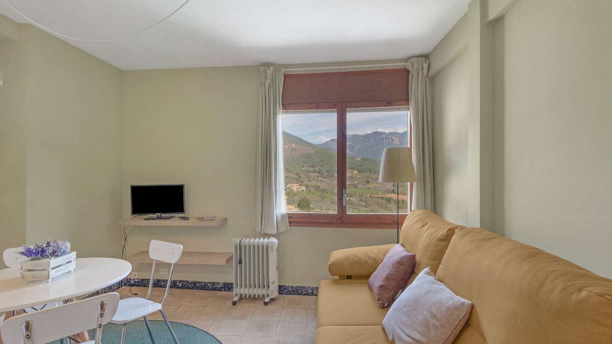 Sant Llorenc de Morunys Apartment | Apartment 'El Campanar' with Mountain View, Shared Garden and Wi-Fi