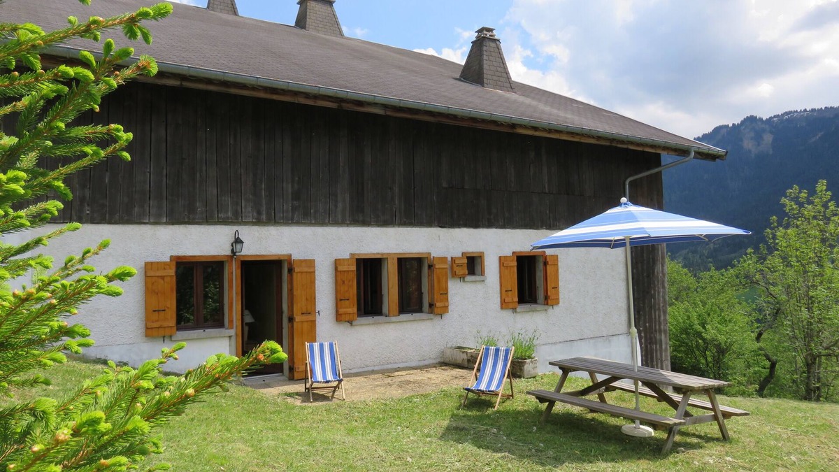 La Chapelle-d'Abondance Ski Chalet | Apartment in chalet, sleeps 6, 2 bedrooms, private terrace, south-facing slope