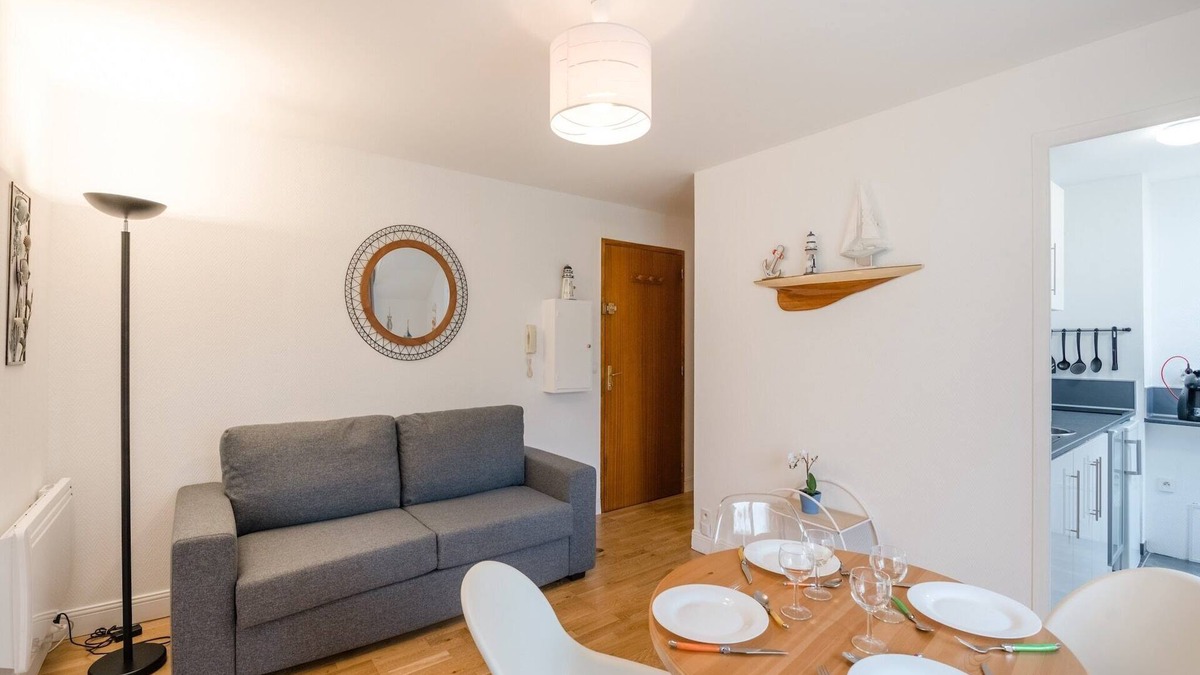 Port-en-Bessin-Huppain Apartment | Apartment in Port-en-Bessin near Seashore