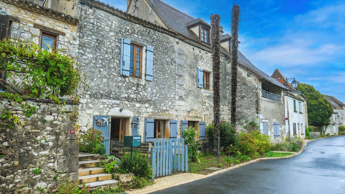 Saint-Cernin-de-Labarde Apartment | Apartment 'Les Hirondelles' with Private Terrace, Private Garden and Wi-Fi