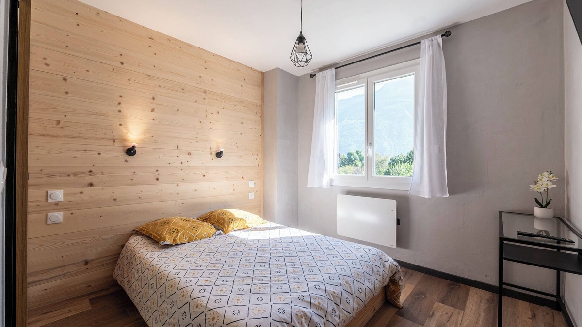 Saint-Etienne-de-Cuines Apartment | Apartment 'La Madeleine' with Mountain View and Wi-Fi