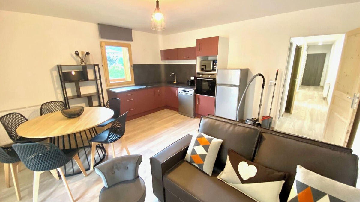 Saint-Jean-de-Maurienne Apartment | Apartment for 4 to 6 people with terrace