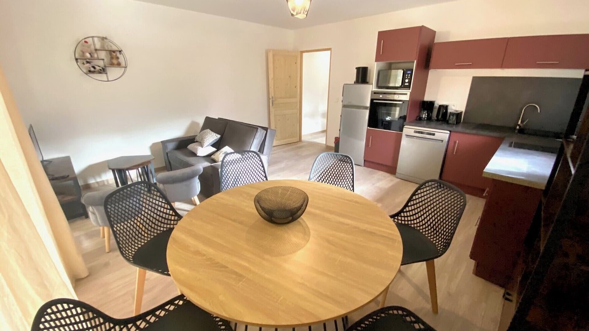 Saint-Jean-de-Maurienne Apartment | Apartment for 4 to 6 people with a 60m² terrace