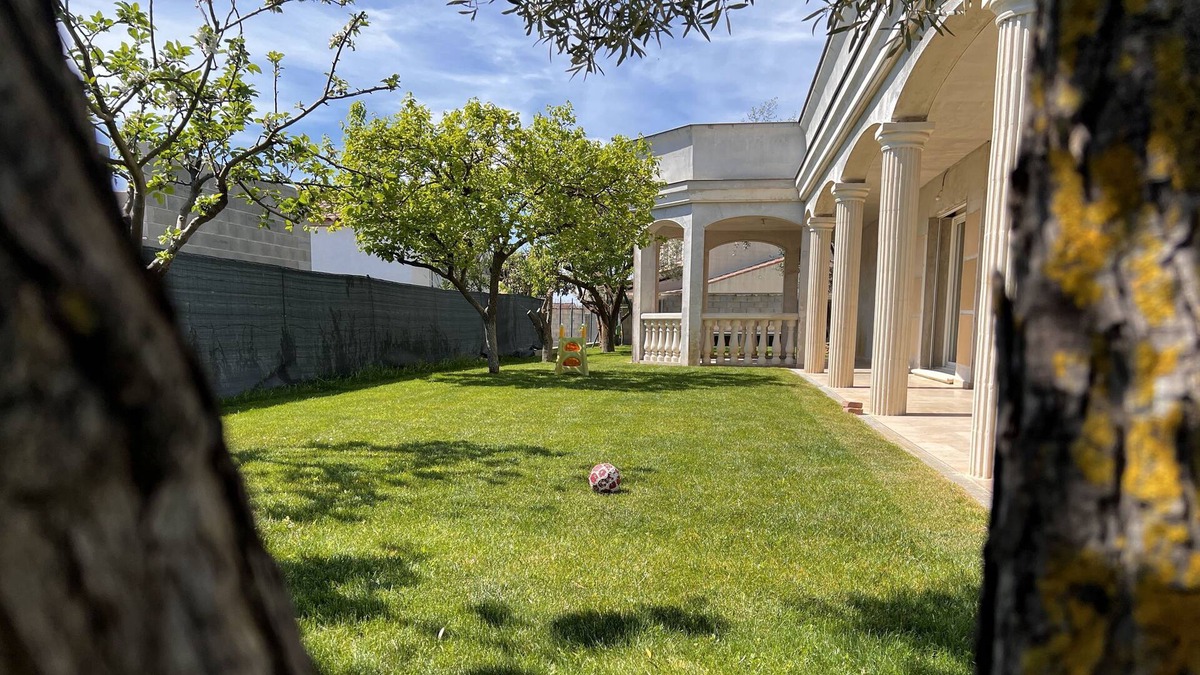 Saint-Laurent-d'Aigouze Apartment | Apartment with Garden near the sea