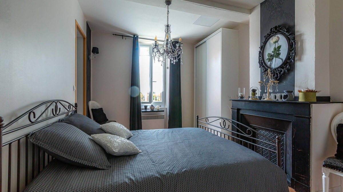 Villeneuve-les-Montreal Bed & Breakfast | Apartment 'Baroque' with Balcony, Wi-Fi and Air Conditioning - Villeneuve-lès-Montréal