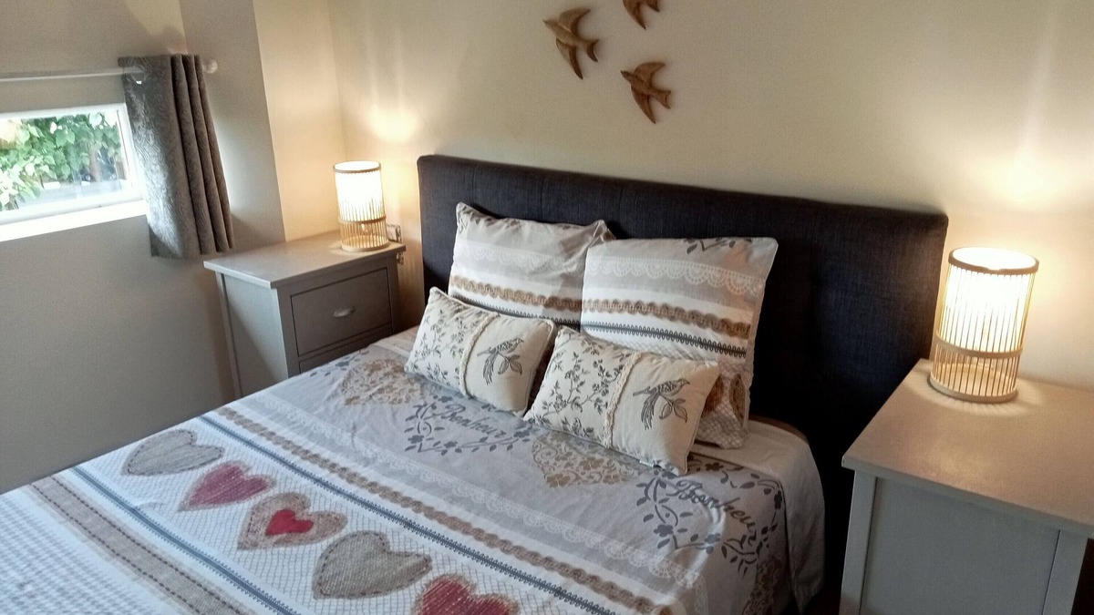 Villeneuve-les-Montreal Bed & Breakfast | Apartment 'Oiseaux' with Shared Pool, Wi-Fi and Air Conditioning - Villeneuve-lès-Montréal