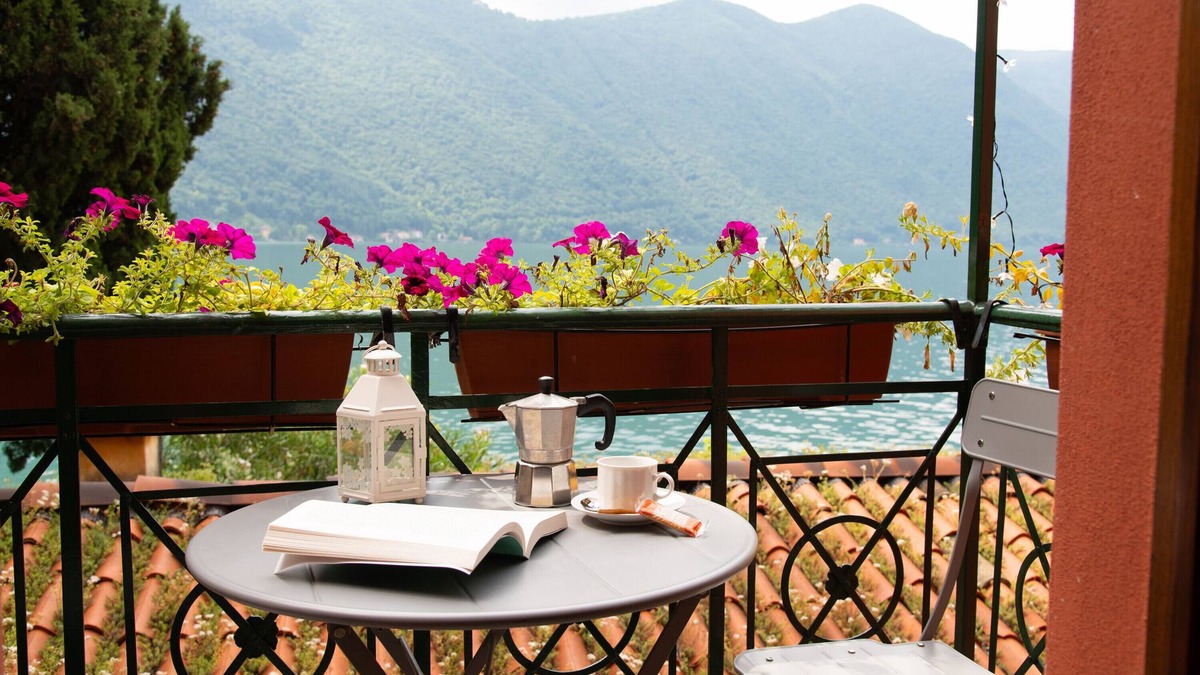 Oria Apartment | Apartment 'Fogazzaro Lake View' with Lake View, Wi-Fi and Air Conditioning
