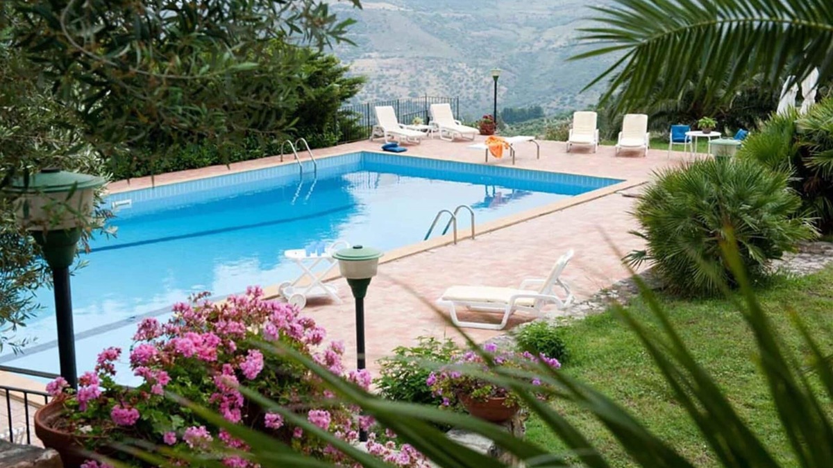 Collesano Villa | Apartment in villa with pool, A/C, WIFI, TV, terrace, panoramic view, parking, close to Cefalù