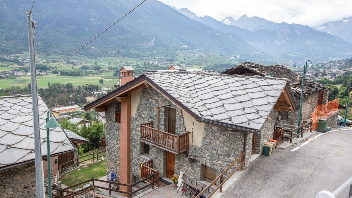 Montan-Angelin-Arensod Apartment | Apartment with garden in Aosta (Casa Alpina - Sarre)