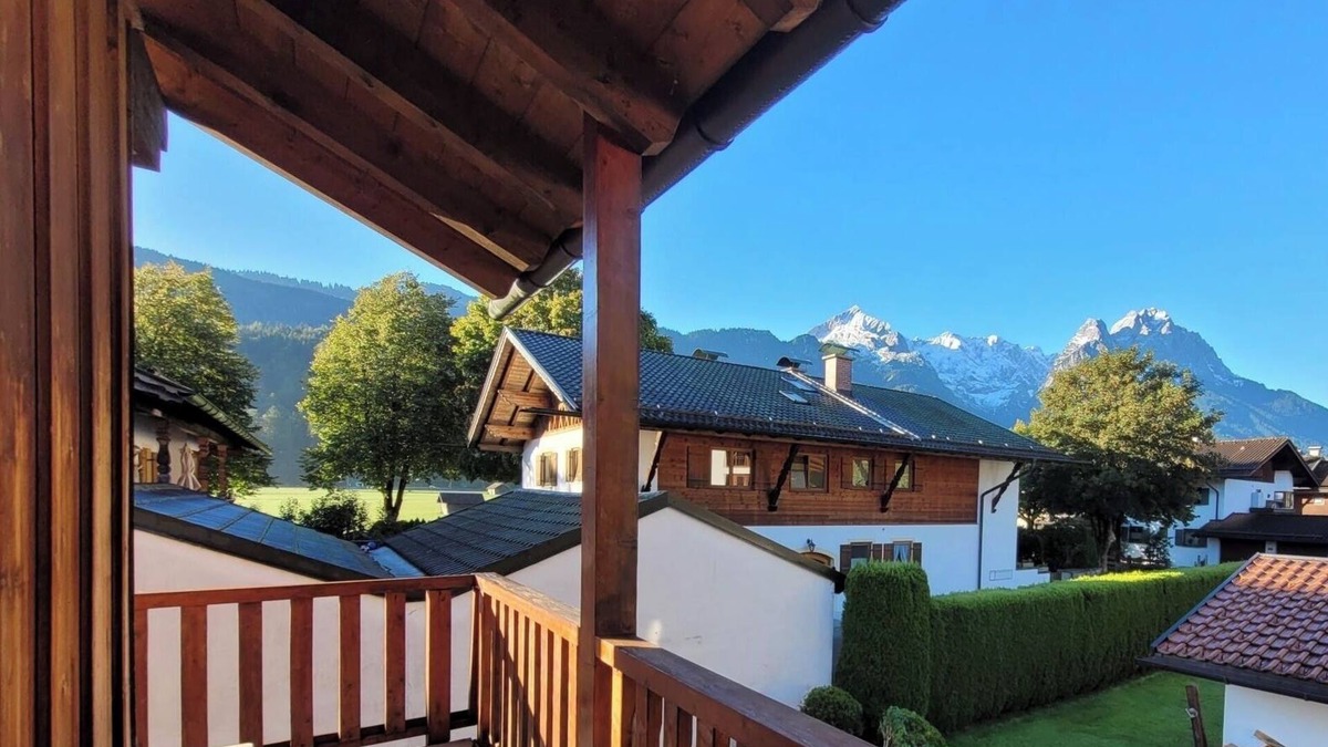 Garmisch-Partenkirchen Apartment | Apartment for 6 - mountain view, balcony, fireplace, cinema, yoga, parking lot