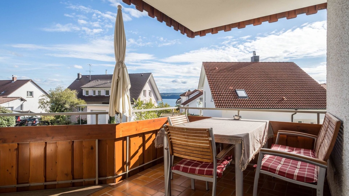 Sipplingen Apartment | Apartment "Ferienwohnung Lindau" with Covered Balcony, Wi-Fi & TV