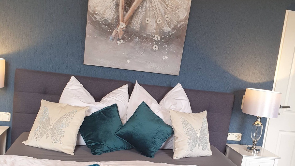 Seehausen Apartment | Apartment with lake view/guest apartment 12 km from Motorsportarena Oschersleben