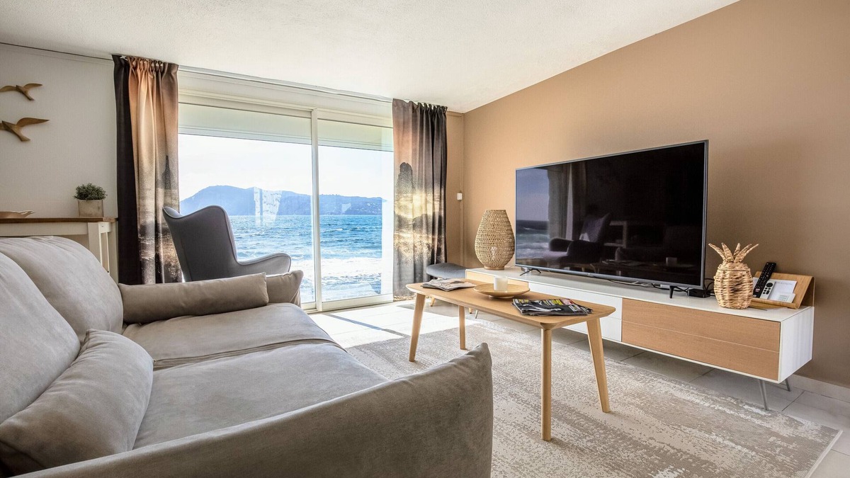 Saint-Mandrier-sur-Mer Apartment | Apartment 'Le Ponton' with Private Garden, Wi-Fi and Air Conditioning