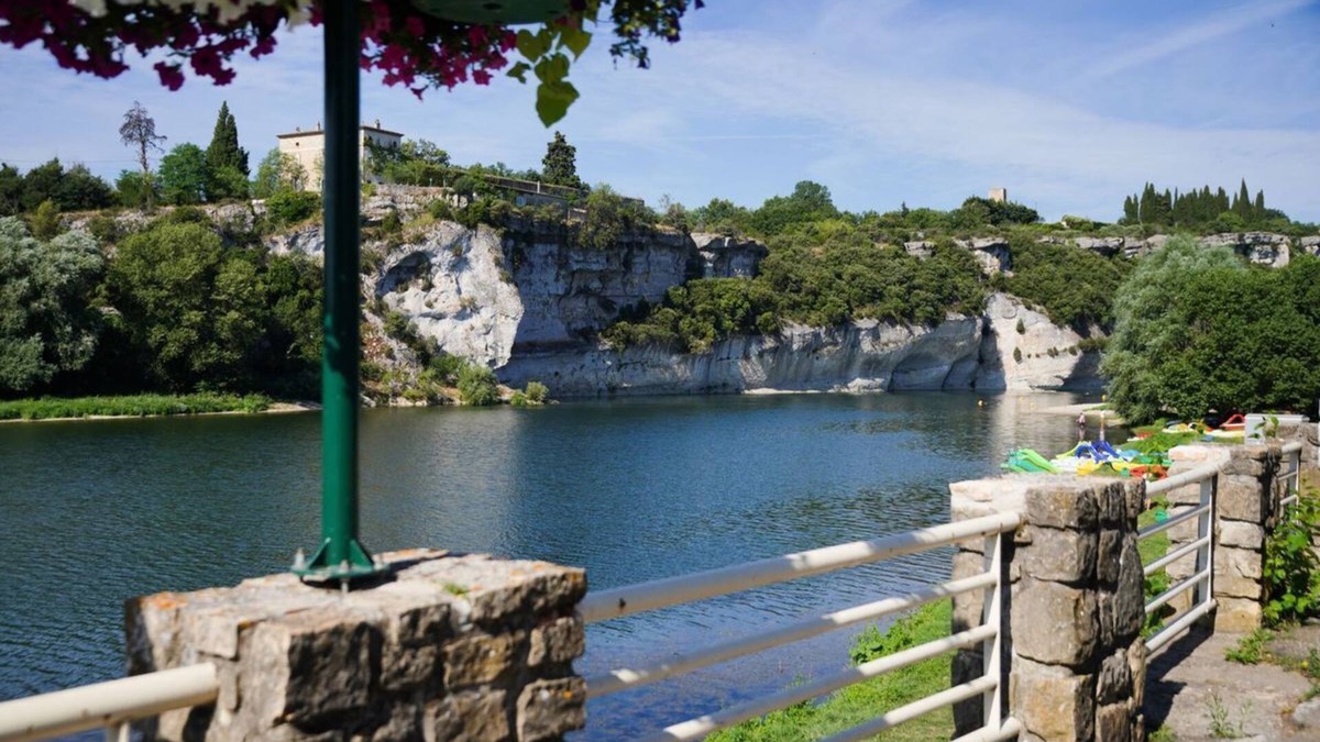 Saint-Martin-d'Ardeche Apartment | Apartment with terrace in the village center