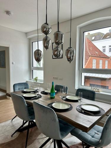 Neumuenster Apartment | Apartment über 3-Etagen genau im Zentrum!