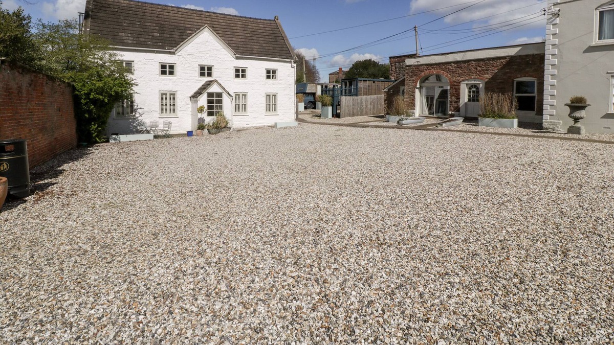 Saint Owens Cross Apartment | APARTMENT 1 - PENGETHLEY MANOR, pet friendly, with pool in Peterstow